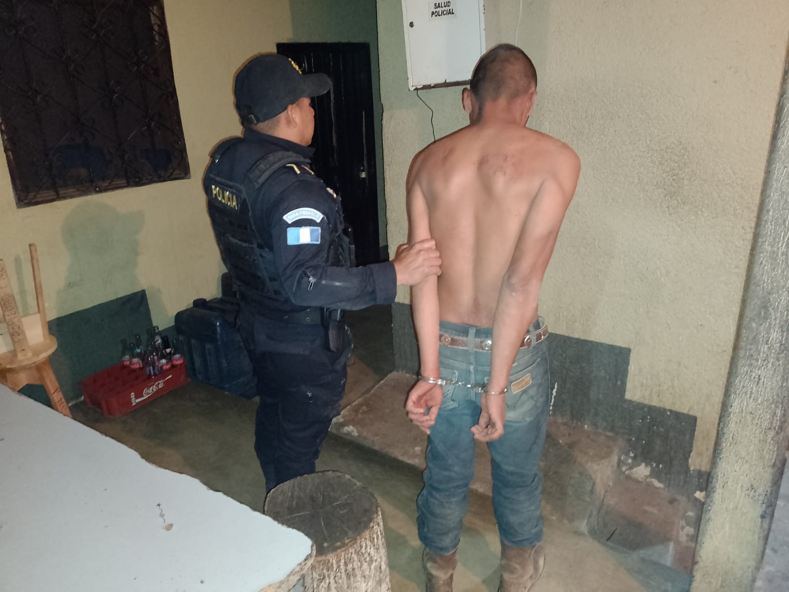 En aldea Taguayni, La Unión, Zacapa, agentes de la Comisaría 24 capturaron a Emiliano “N”, de 21 años, presunto responsable del ataque armado que dejó a cinco personas heridas. (Foto Prensa Libre: PNC).