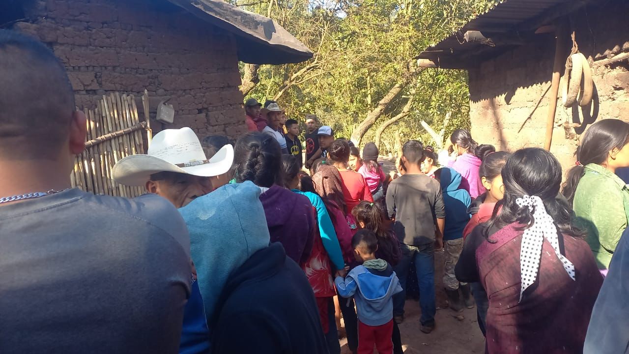 Vecinos de la aldea Palo Verde, Santa María Xalapán, Jalapa, llegaron a la vivienda donde fueron asesinados siete miembros de una familia. (Foto Prensa Libre: Antonhy Marroquín).