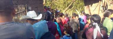 Vecinos de la aldea Palo Verde, Santa María Xalapán, Jalapa, llegaron a la vivienda donde fueron asesinados siete miembros de una familia. (Foto Prensa Libre: Antonhy Marroquín).