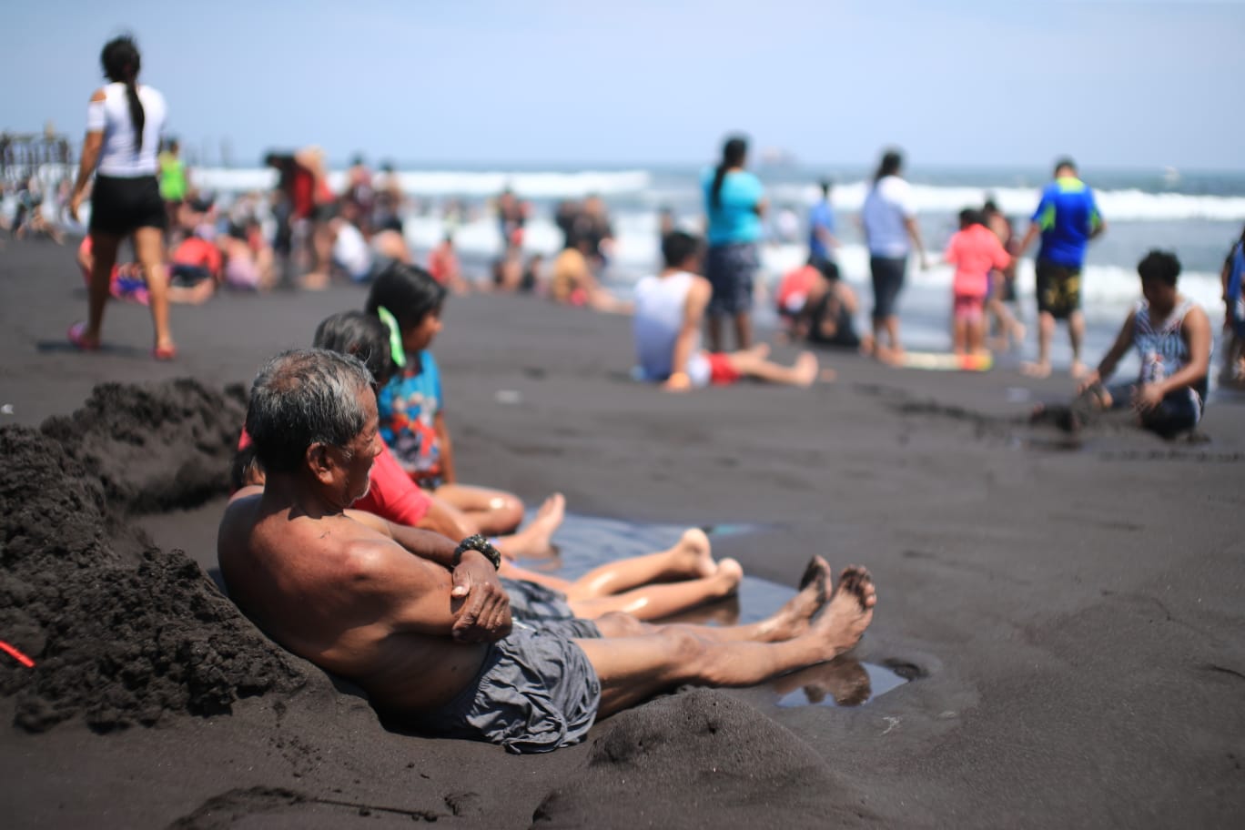 Fotos: Veraneantes abarrotan playa pública del Puerto de San José en el Domingo de Ramos'