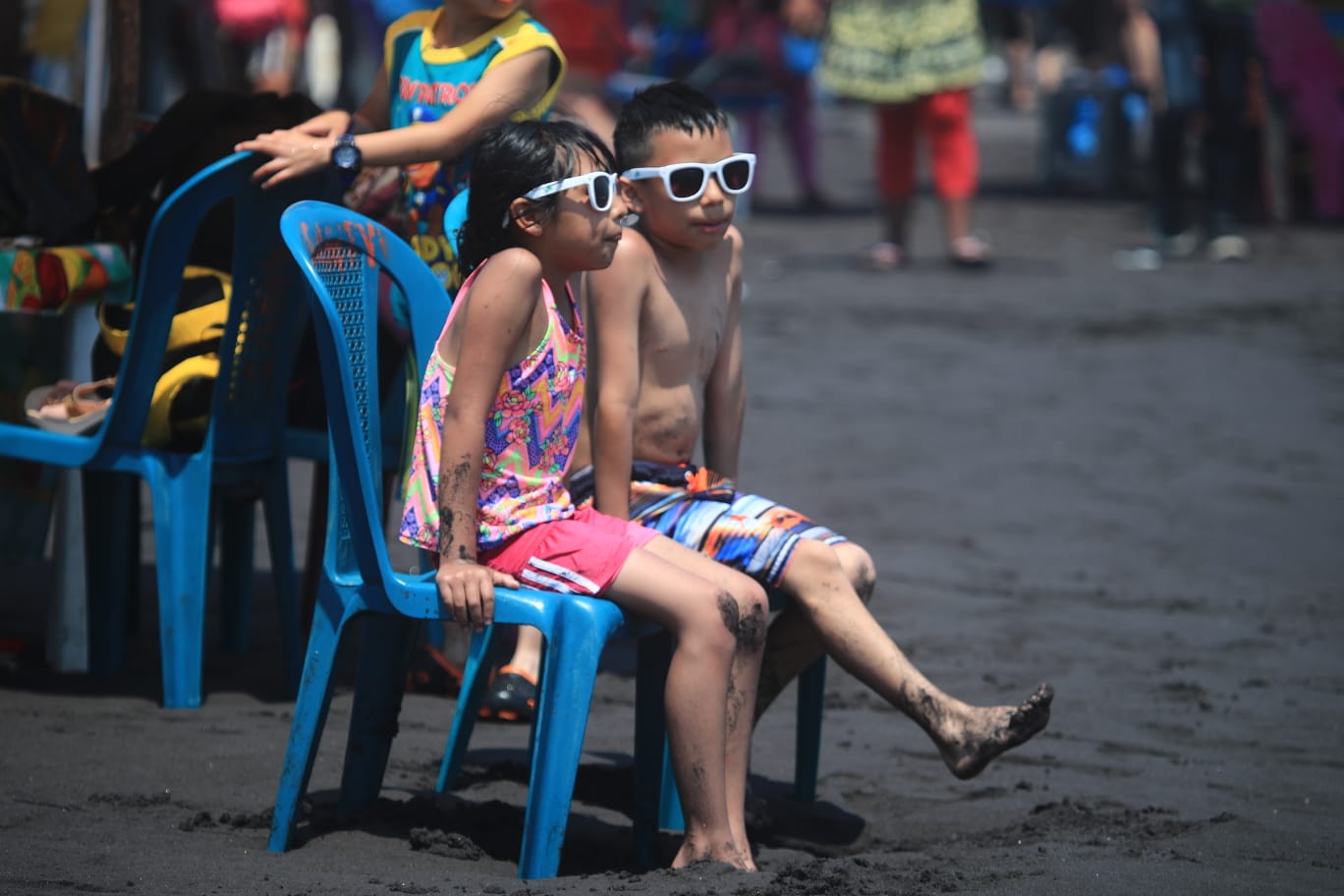 Fotos: Veraneantes abarrotan playa pública del Puerto de San José en el Domingo de Ramos'