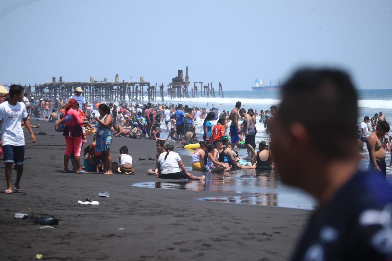 Fotos: Veraneantes abarrotan playa pública del Puerto de San José en el Domingo de Ramos'