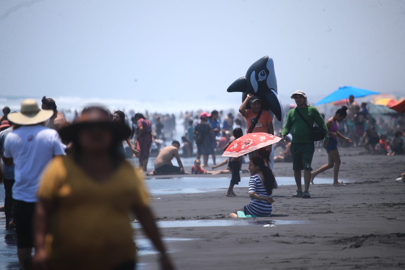 Desde la tarde del sábado cientos de veraneantes abarrotaron la playa pública del Puerto de San José, número que incrementó este Domingo de Ramos'