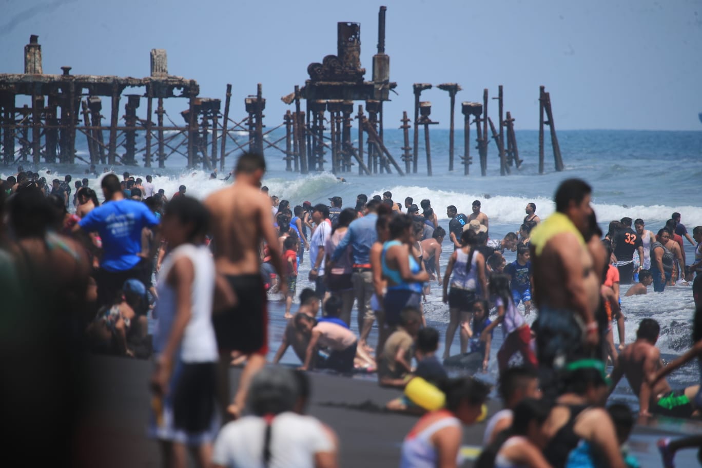 Desde la tarde del sábado cientos de veraneantes abarrotaron la playa pública del Puerto de San José, número que incrementó este Domingo de Ramos