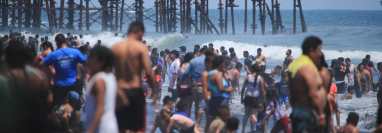 Desde la tarde del sábado cientos de veraneantes abarrotaron la playa pública del Puerto de San José, número que incrementó este Domingo de Ramos