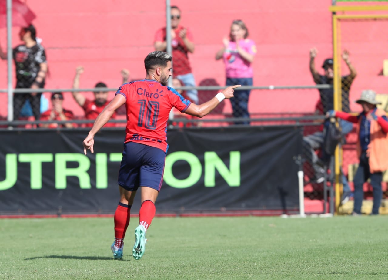 Matías Rotondi celebra un gol con Municipal