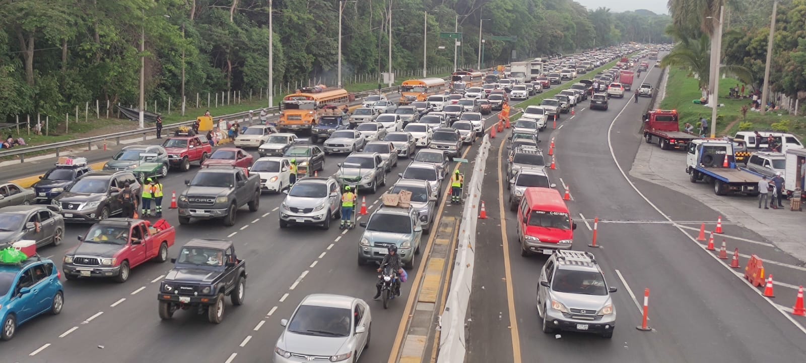 Filas de hasta 3 kilómetros se han registrado en la autopista Palín-Escuintla. (Foto Prensa Libre: Carlos Paredes)