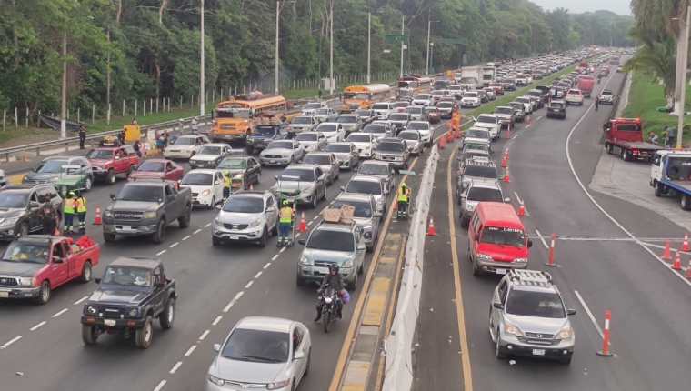 Filas de hasta 3 kilómetros se han registrado en la autopista Palín-Escuintla. (Foto Prensa Libre: Carlos Paredes)