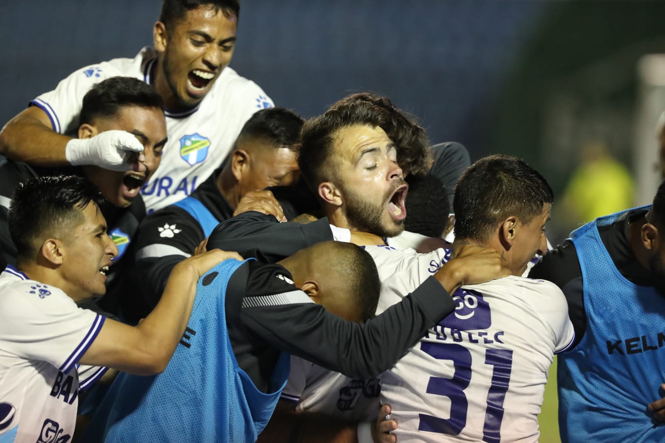 Comunicaciones con nueve jugadores evita la derrota ante los Toros, gracias con un gol de Saravia al minuto 90+4