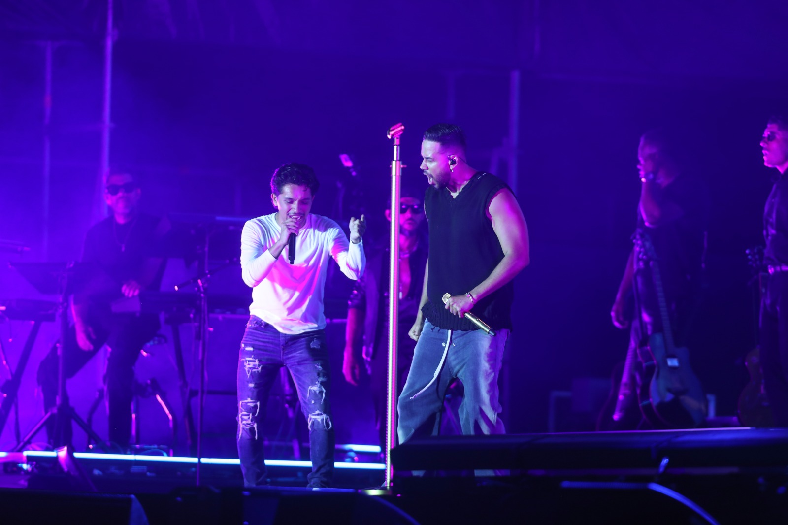 El momento en que Romeo Santos y un joven guatemalteco llamado Ángel cantaron sobre el escenario. (Foto Prensa Libre: Keneth Cruz)