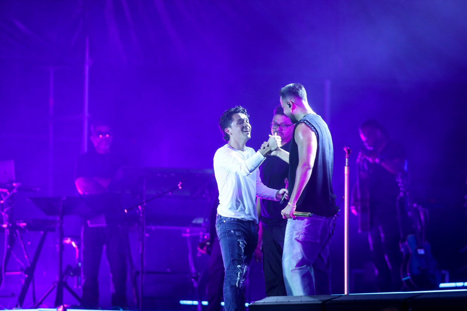 Momento en el que Ángel Álvarez y Romeo Santos cantan a dueto "Ella y yo" sobre el escenario. (Foto Prensa Libre: Keneth Cruz)