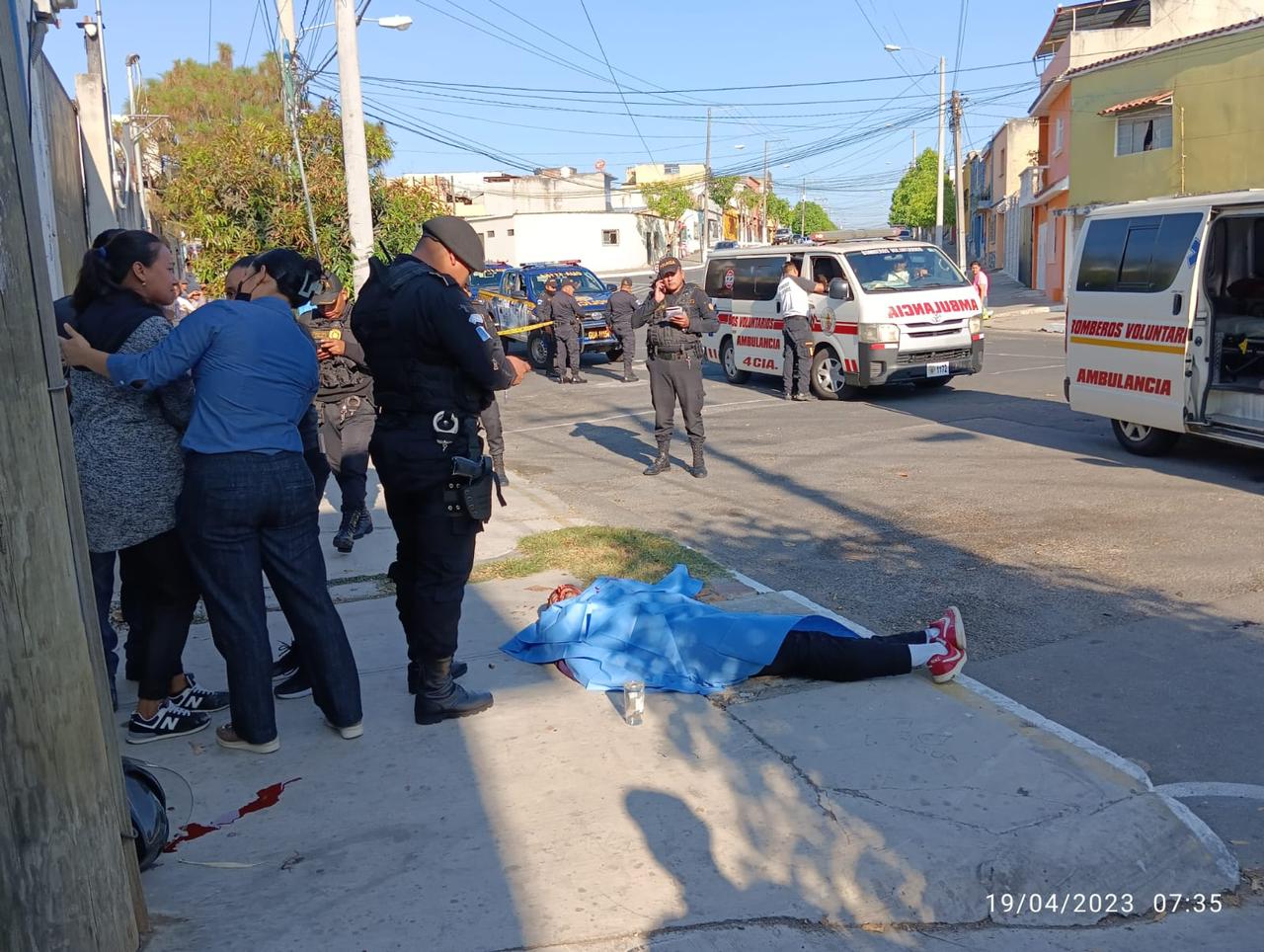 El padre de familia Pedro Roberto Arbona Aguirre de 30 años murió baleado en la 23 avenida y 1a calle zona 6 mientras llevaba a su hijo a la escuela. (Foto Prensa Libre: Bomberos Voluntarios).