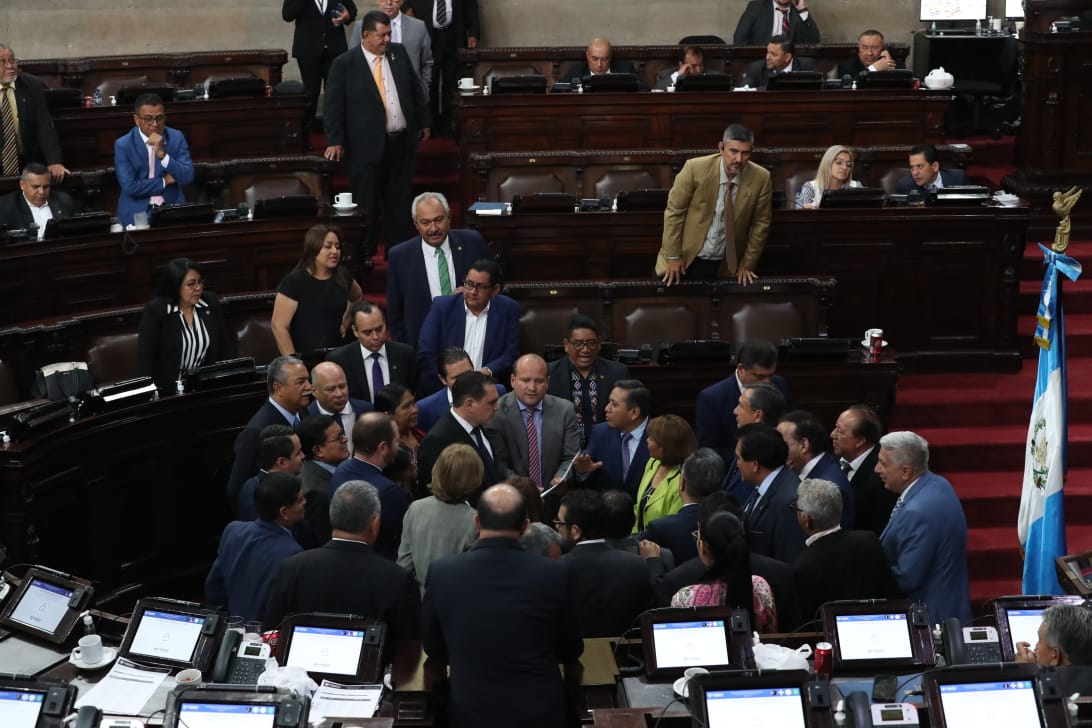 Los Jefes de Bloque trataron de llegar a acuerdo durante la sesión plenaria para definir si era o no viable una comisión para fiscalizar la autopista Palín - Escuintla. Fotografía. Prensa Libre (Elmer Vargas). 