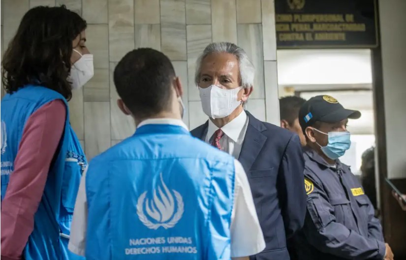 Personal de las Naciones Unidas conversan con Jose Rubén Zamora, quien espera el comienzo de juicio en su contra. (Foto Prensa Libre: EFE)