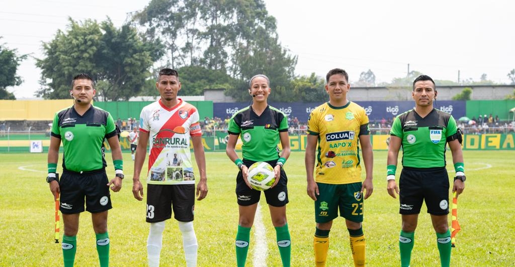 Dilia Bradley y sus asistentes sufrieron agresiones por parte de jugadores del equipo Amatitlán. (Foto Prensa Libre: Cortesía)