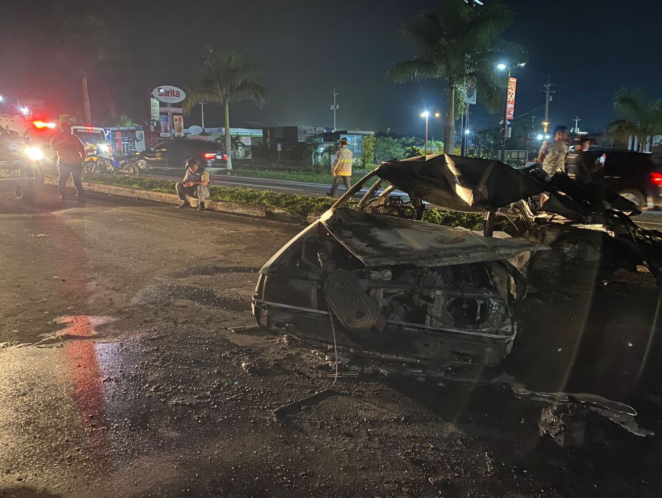 Un vehículo se quemó luego de un choque con dos camiones en km 60 de la autopista Palín-Escuintla. (Foto Prensa Libre: Bomberos Voluntarios)