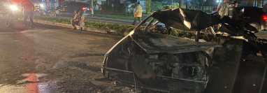 Un vehículo se quemó luego de un choque con dos camiones en km 60 de la autopista Palín-Escuintla. (Foto Prensa Libre: Bomberos Voluntarios)
