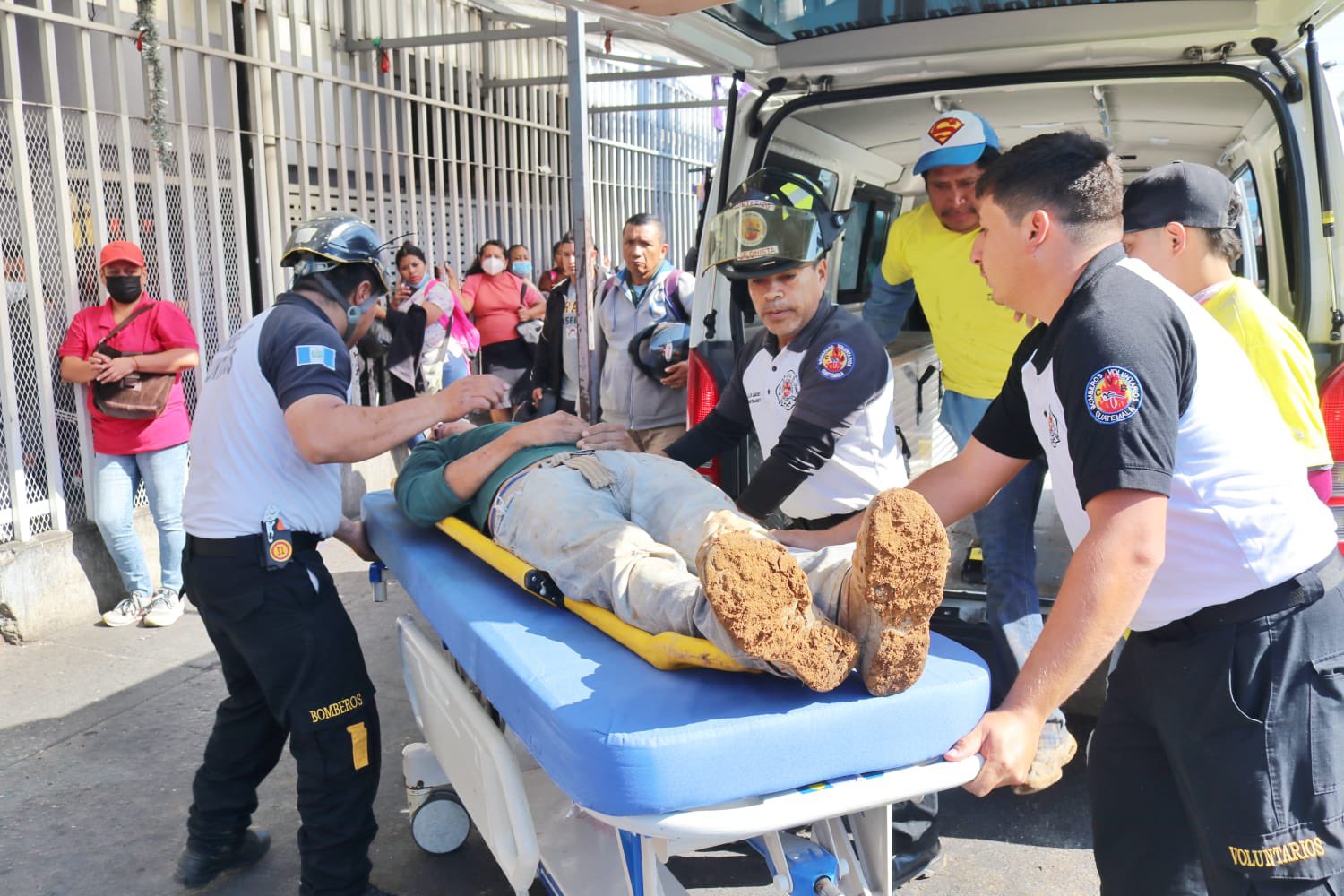 accidente trabajadores soterrados por construccion de mercado piedra parada cristo rey santa catarina pinula (4)