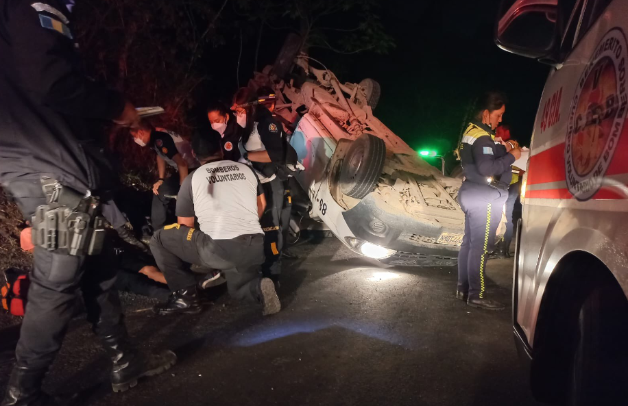 Accidente en el kilómetro 19 de la ruta que conduce a Villa Canales que dejó un automóvil volcado y lesionados. Fotografía: Bomberos Voluntarios.