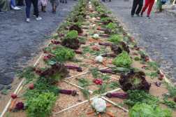 Algunas alfombras en Antigua Guatemala se realizan con verduras y frutas.