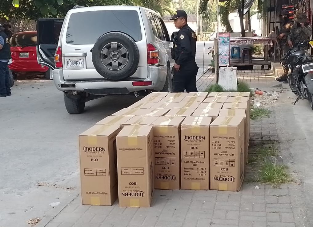Camioneta abandonada, cargada con cigarros de contrabando, luego de incidente armado en puesto de control en el puente internacional entre Belice y Melchor de Mencos, Petén. (Foto Prensa Libre: Ejército de Guatemala)