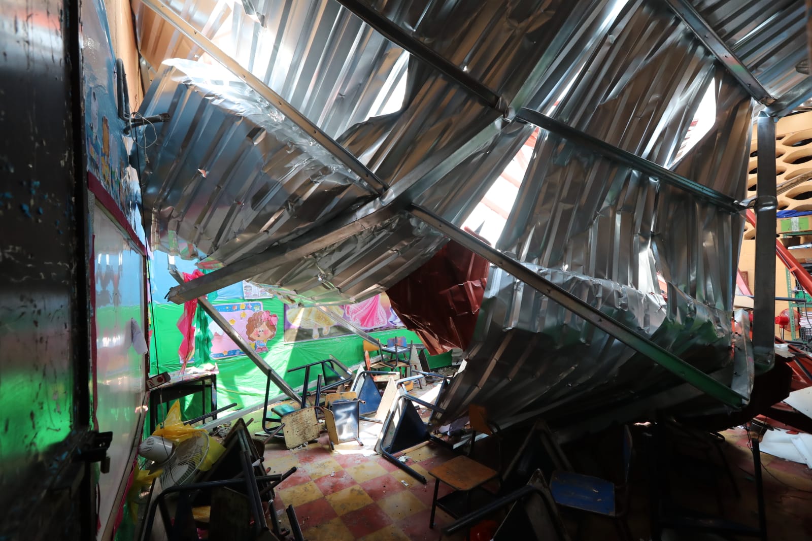 Una estructura de costaneras y láminas que se desprendió de un edificio cayó sobre el techo de tres aulas de la Escuela Oficial Urbana de Niñas No. 1 Juan Manuel Aguirre, de Chiquimula. (Foto Prensa Libre: Élmer Vargas)