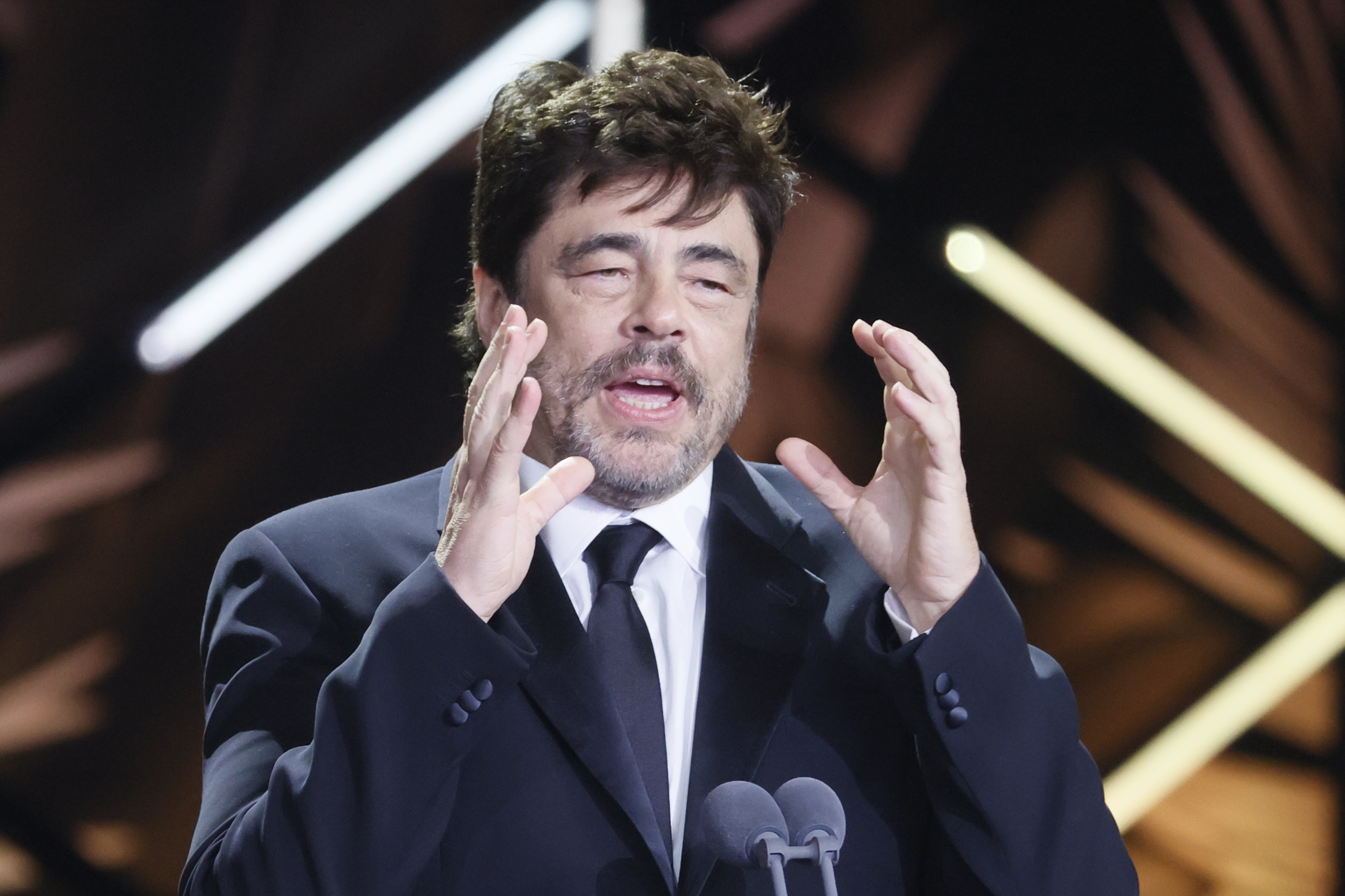 El actor Benicio del Toro recibe el Premio Platino de Honor en la ceremonia de entrega de los Premios Platino, en su décima edición, este sábado en Madrid. (Foto Prensa Libre: EFE/MARISCAL)