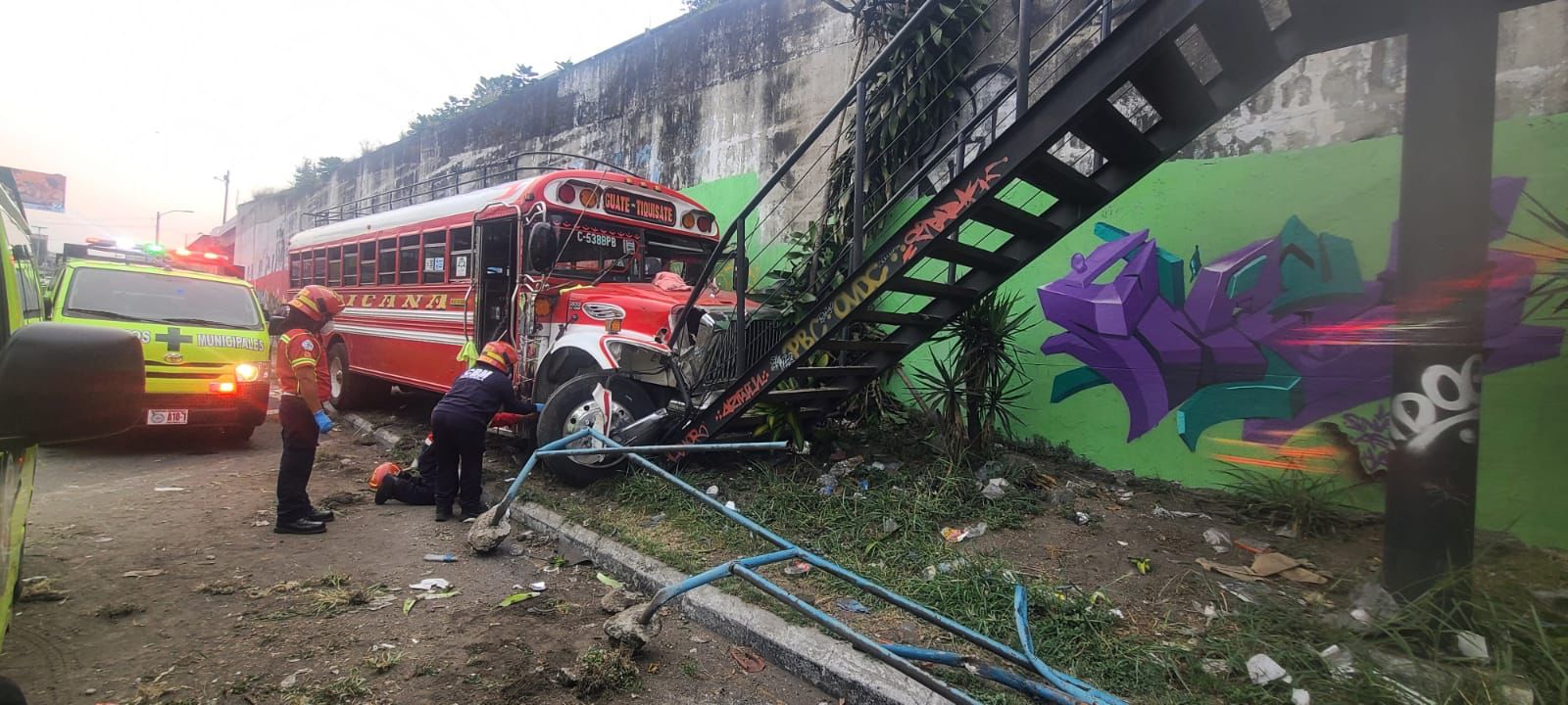 El accidente ocurrió en la calzada Raúl Aguilar Batres y 51 calle, de la zona 11 de Villa Nueva. (Foto Prensa Libre: PMT Ciudad de Guatemala)