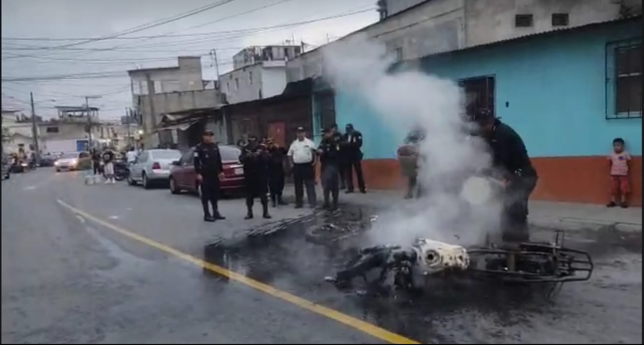 Este domingo 23 de abril reportan disparos y persecución en la colonia Cerro Gordo, zona 21 capitalina. Pobladores incendiaron dos motocicletas, una particular y otra de la Policía Nacional Civil. (Foto Prensa Libre: Noticias Villa Hermosa Guatemala).