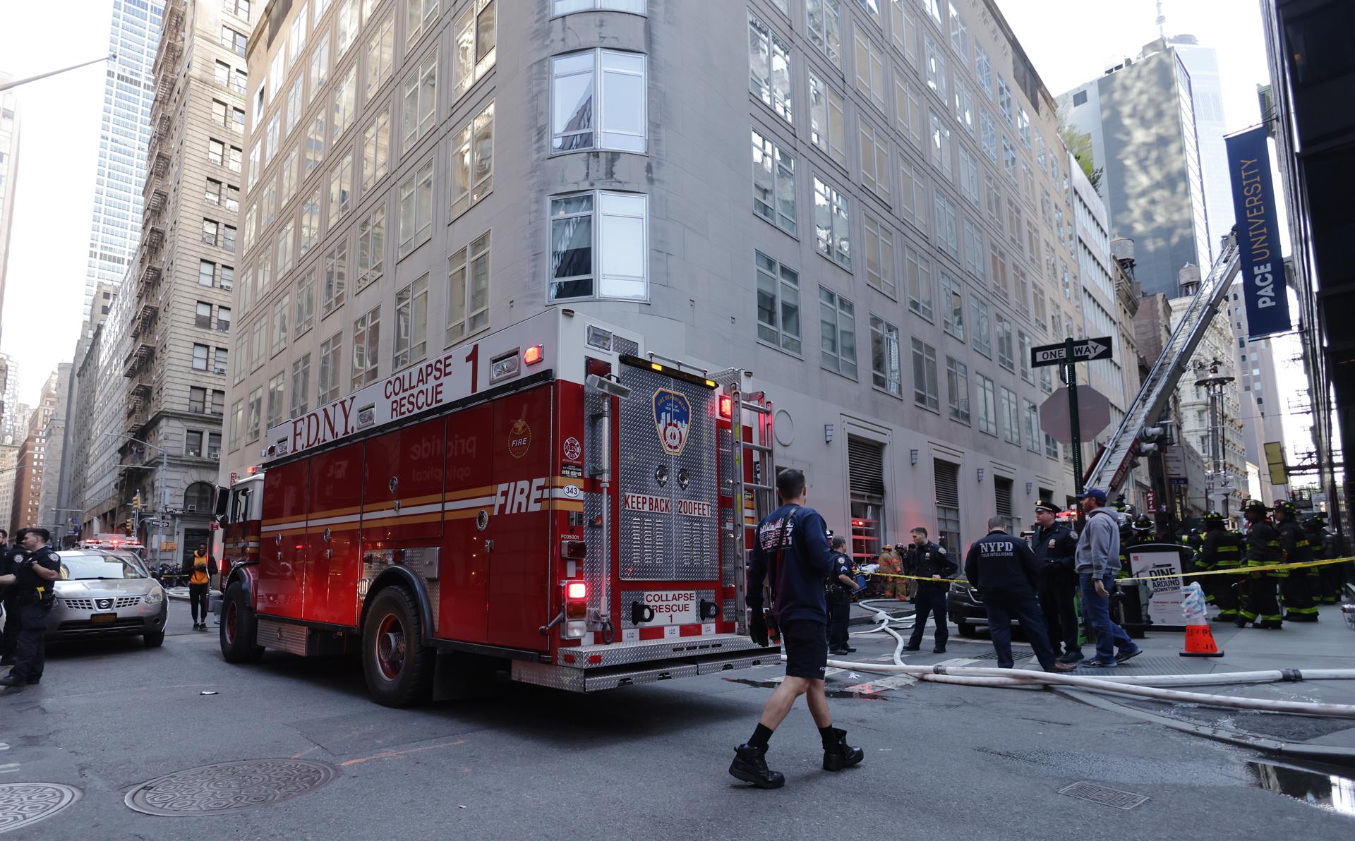 Un muerto y 4 heridos al derrumbarse un estacionamiento de 4 pisos en Nueva York