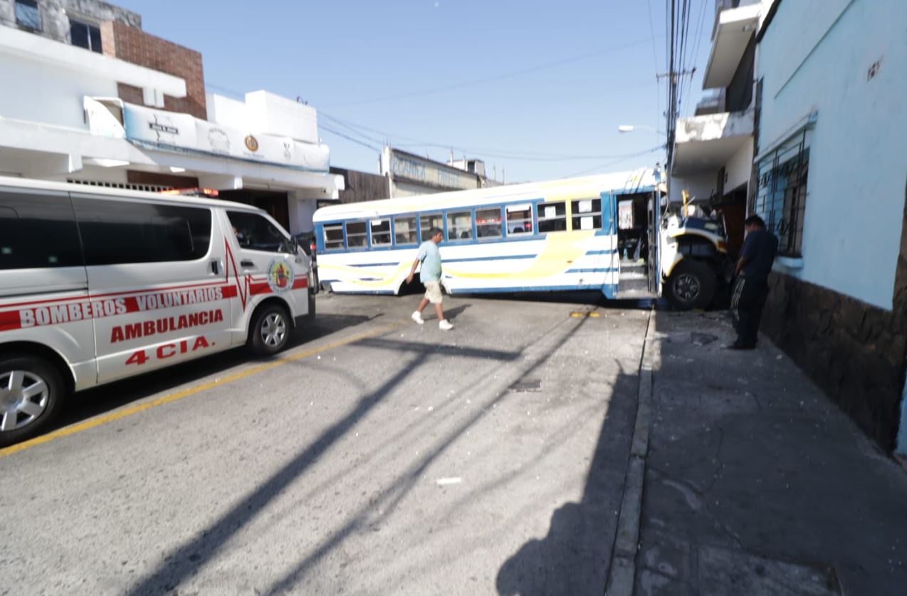 Bus se queda sin tren trasero luego de accidente en la 12 avenida A y 2a. calle de la zona 2 de la capital guatemalteca, en el Barrio Moderno. (Foto Prensa Libre: Bomberos Voluntarios)