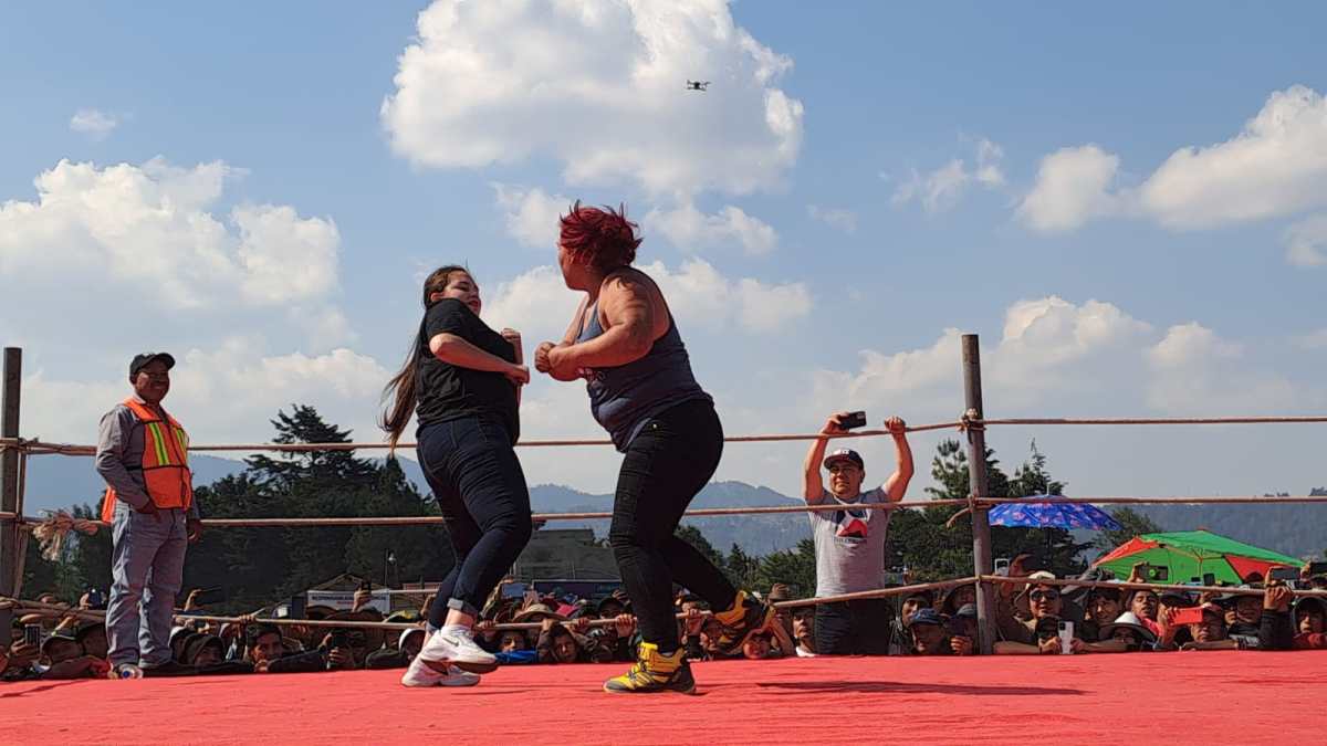 Decenas de personas participaron en las peleas en la aldea Chivarreto. (Foto Prensa Libre: Mynor Toc) 