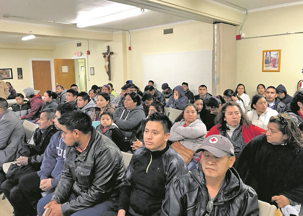 Decenas de connacionales esperan un servicio en un consulado móvil. El número de guatemaltecos que han migrado a EE. UU. se ha multiplicado en los últimos años. (Foto Prensa Libre: Hemeroteca PL)