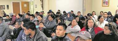 Decenas de connacionales esperan un servicio en un consulado móvil. El número de guatemaltecos que han migrado a EE. UU. se ha multiplicado en los últimos años. (Foto Prensa Libre: Hemeroteca PL)