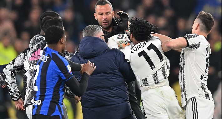 Jugadores de la Juventus e Inter se enfrentaron al finalizar el partido. (Foto Prensa Libre: EFE)