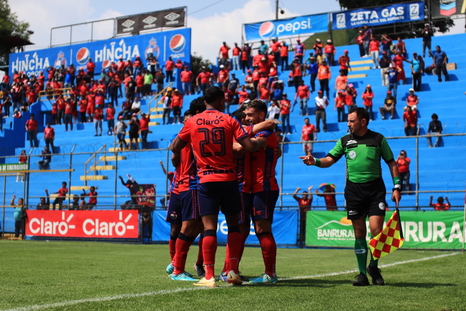 Los jugadores de Municipal celebran en El Trébol, frente a Xelajú MC. (Foto Prensa Libre: Carlos Hernández)