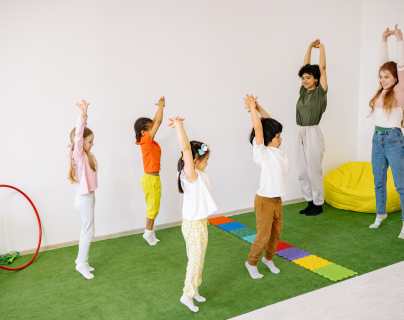 ¿Qué ejercicios son recomendables para niños y por qué necesitan ejercitarse más que los adultos?