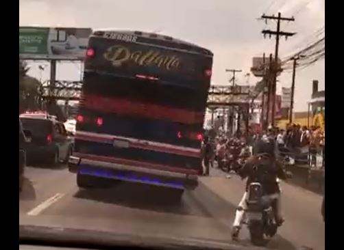 Bus cuyo piloto  y pasajero estuvieron involucrados en un hecho armado en km 14.5 de la carretera a El Salvador. (Foto Prensa Libre: captura de video PNC)