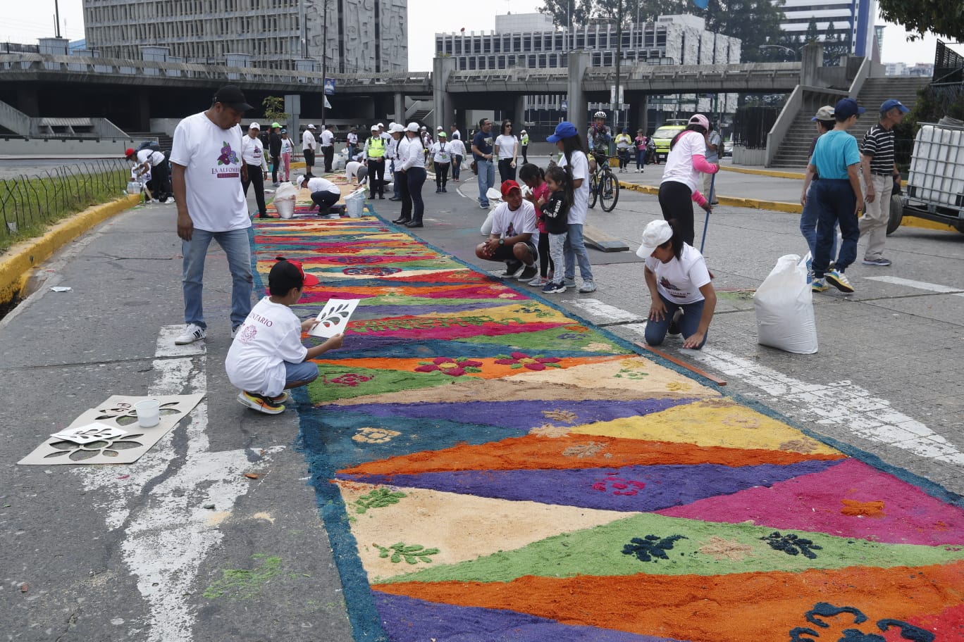 La elaboración  alfombra más larga de Guatemala se ha convertido en una tradición durante la Semana Santa. (Foto Prensa Libre: María José Bonilla) 