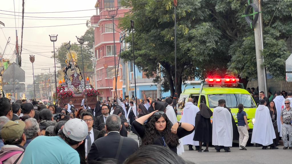 Los bomberos debieron atender una emergencia médica en la procesión del templo de La Recolección. (Foto Prensa Libre: Cortesía Julio Sosa) 