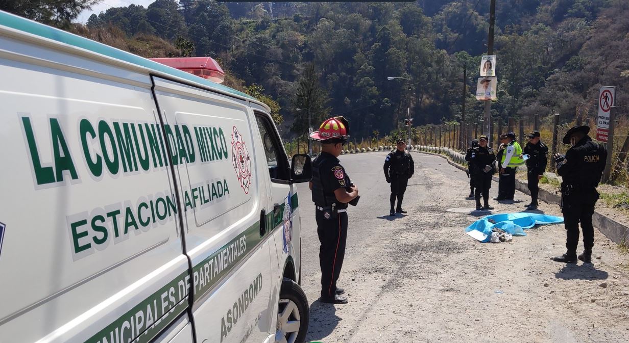 Socorristas y Policías custodian el lugar donde fueron hallados dos costales con restos humanos. (Foto: CBMP)