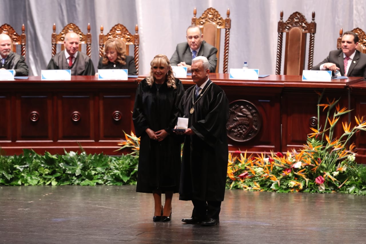 Magistrados Dina Ochoa y Héctor Hugo Pérez Aguilera, nuevo presidente de la Corte de Constitucionalidad. (Foto Prensa Libre: Érick Ávila)