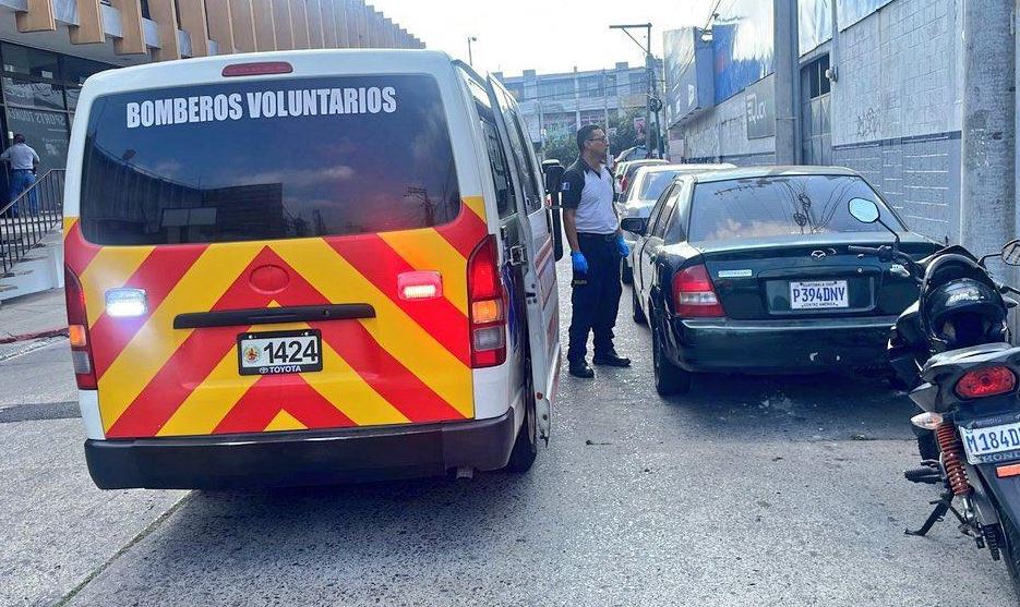 Hombre murió de un aparente paro cardiaco dentro de un carro en la zona 4 de la capital. (Foto Prensa Libre: Bomberos Voluntarios)