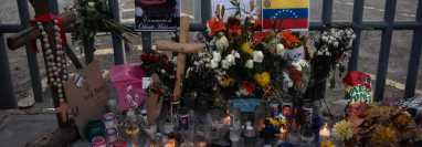 Un altar fuera del centro de detención de inmigrantes donde 39 migrantes murieron durante un incendio en Ciudad Juárez, el 27 de marzo de 2023. (Foto Prensa Libre: AFP)