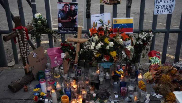 Un altar fuera del centro de detención de inmigrantes donde 39 migrantes murieron durante un incendio en Ciudad Juárez, el 27 de marzo de 2023. (Foto Prensa Libre: AFP)