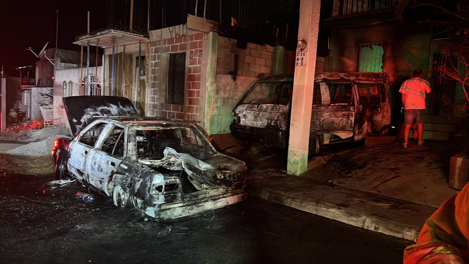 Vehículos, propiedad de supuestos extorsionistas, que fue quemado por vecinos de la colonia Colinas del Norte, El Fiscal, Palencia. (Foto Prensa Libre: Bomberos Voluntarios)