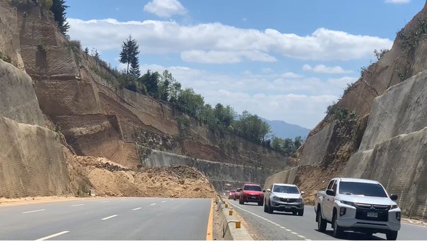 Los tres carriles hacia el Occidente, en el km 60 del Libramiento de Chimaltenango siguen bloqueados por el derrumbe ocurrido el jueves 6 de abril. (Foto Prensa Libre: Emy Sánchez)