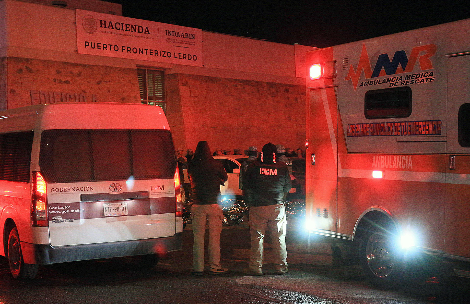 Rescatistas durante el incendio del 27 de marzo de 2023 en las instalaciones del Instituto Nacional de Migración (INM) en el que fallecieron 40 migrantes en Ciudad Juárez, Chihuahua, México. (Foto Prensa Libre: EFE)