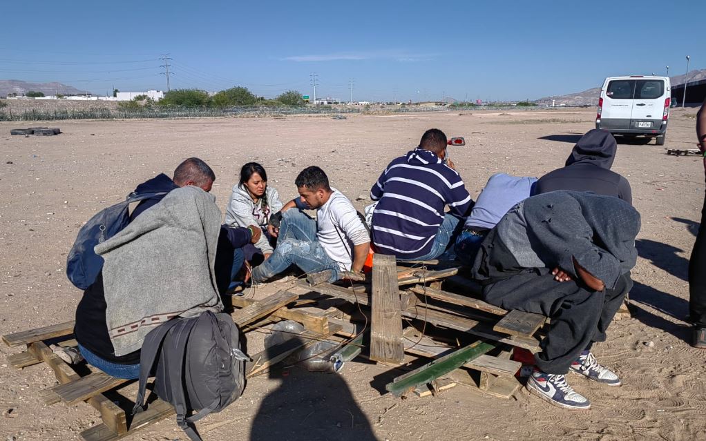 Migrantes en la frontera entre México y Estados Unidos esperan que este último país les permita quedarse y trabajar. (Foto Prensa Libre: Iris Pérez/ La Red)