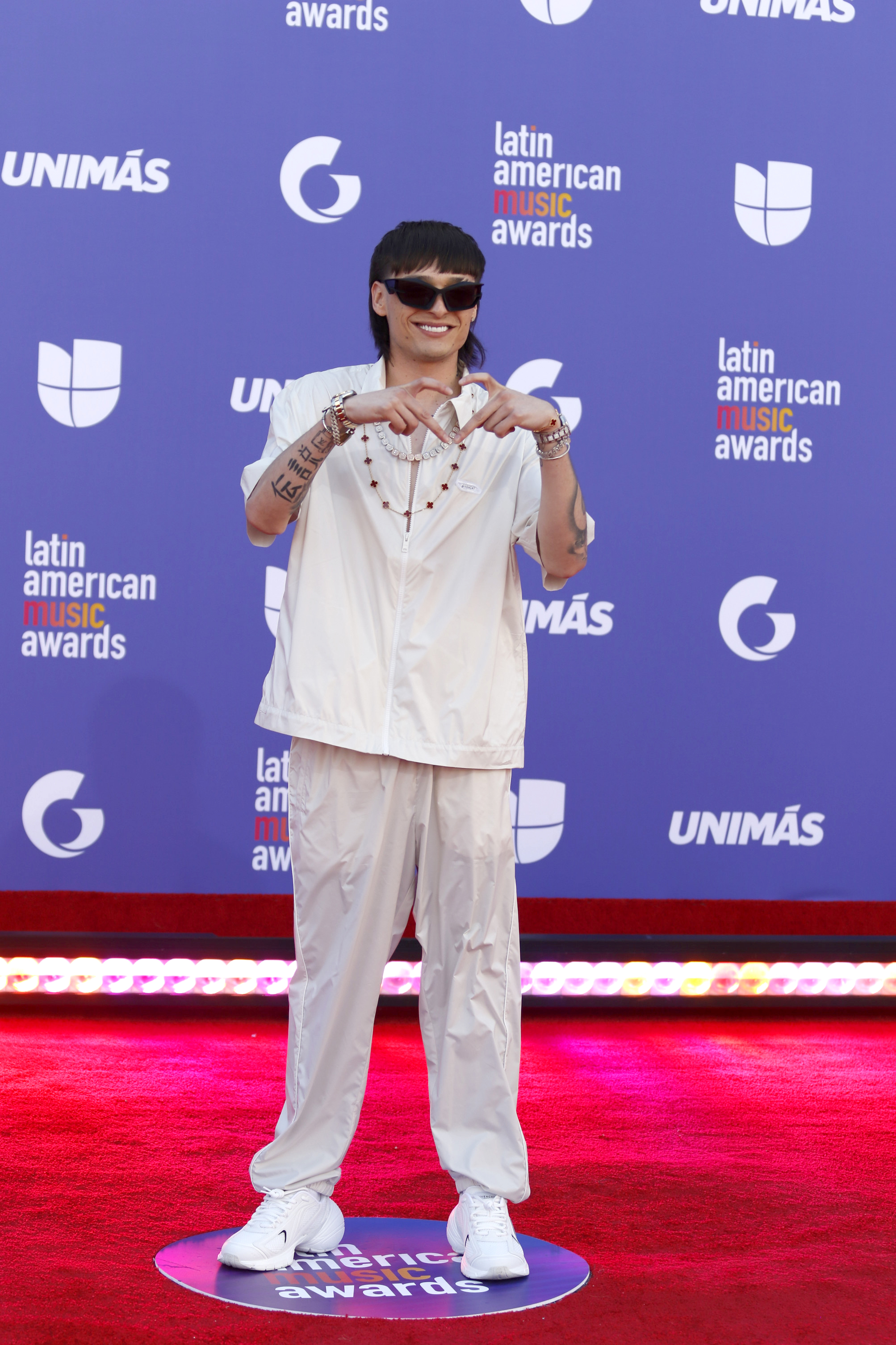 Peso Pluma en la alfombra roja de los Premios Latin AMAs en Las Vegas
